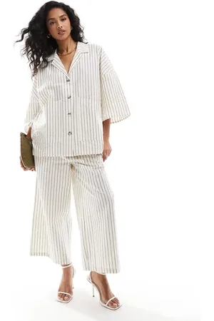 AWARE – Cropped-Hose in Wollweiß mit Nadelstreifen, Kombiteil