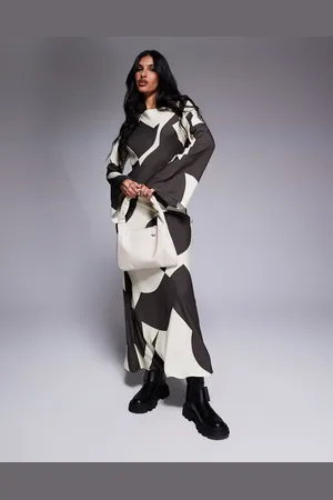 ASOS – Asymmetrisch geschnittenes Maxikleid in Braun mit abstraktem Print und U-Boot-Ausschnitt