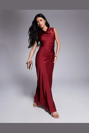 Forever New – Drapiertes Trägerkleid aus Satin in Weinrot