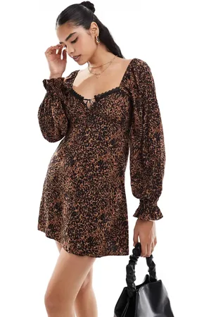 Miss Selfridge – Mini-Freizeitkleid mit Animalprint und Schleifenband-Detail auf der Vorderseite