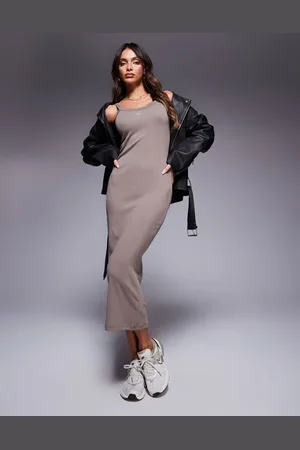 Nike – Chill – Geripptes Maxikleid in