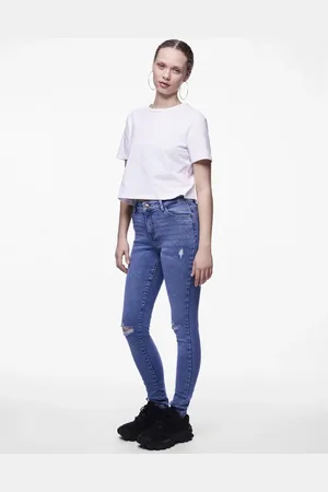 Pieces® – Denim-Jeans mit engem Schnitt in Mittelblau