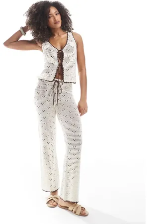 The Frolic – Exklusiv – Strand-Hose in Creme aus Häkelstrick mit weitem Bein und Kontrast-Bindedetail, Kombiteil