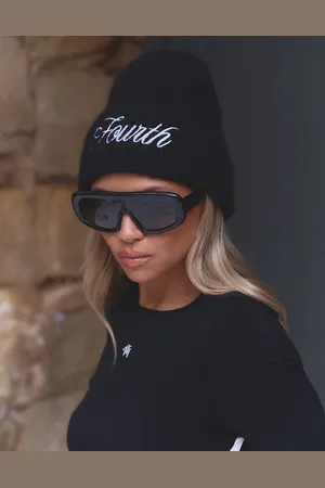 4th & Reckless X Felicia Wedin – Apres Ski – Strickmütze in mit aufgesticktem Logo