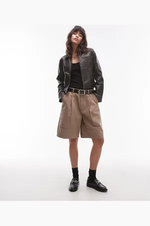 Topshop – Bermudashorts aus Wildlederimitat in Hellbeige