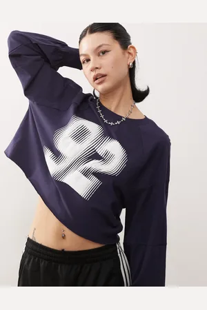 Monki – Langärmliges Cropped-Shirt in mit „92“-College-Print