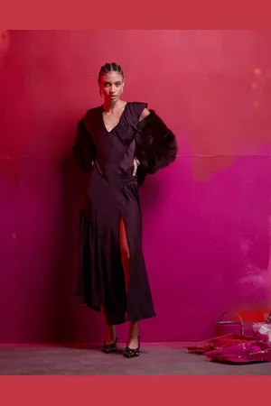 ASOS –Asymmetrisches Satinkleid in dunklem mit Rüschendetail
