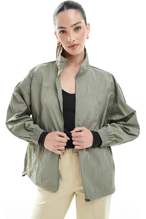 Born Living Yoga – Amara – Stylishe Windjacke in Camuflaje