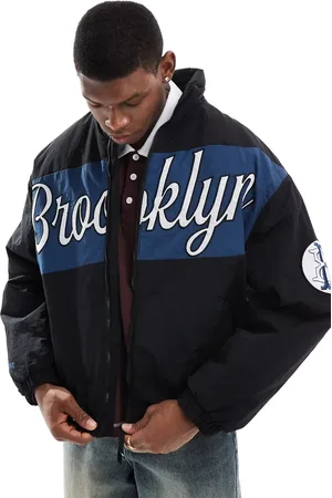 Bershka – Trainingsjacke aus Nylon in mit „Brooklyn“-Print