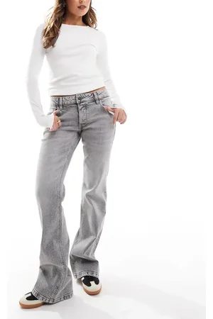 Stradivarius – STR – Schlagjeans in dunkelgrauer Waschung mit niedrigem Bund