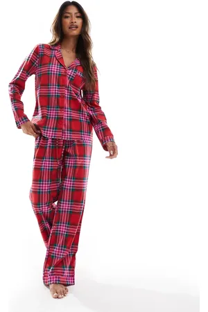 Boux Avenue – Weihnachtlicher Fleece-Pyjama in kariert mit langärmligem Hemd und Hose, inkl. Tasche