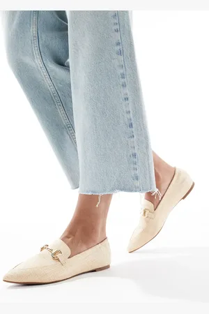 London Rebel – Loafer mit spitzer Zehenpartie und Schnallendetail aus Bast in Naturton