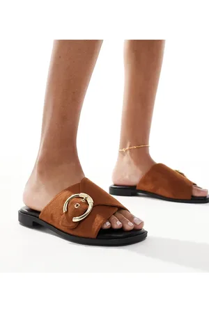 London Rebel London Rebel – Wide Fit – Flache Sandalen in Micro-Braun mit überkreuzten Schnallenriemen, weite Passform