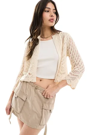 JDY – Kurz geschnittene Strickjacke in Cremeweiß mit Dreiviertelärmeln und Lochstickerei
