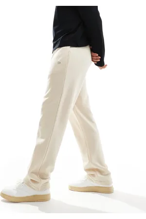 New Era – Jogginghose in Cremeweiß mit weitem Bein und Logo