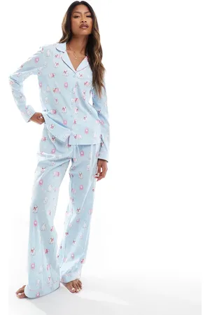 Boux Avenue – Weihnachtlicher Fleece-Pyjama mit langärmligem Hemd und Hose mit Eisbären-Print, inkl. Tasche
