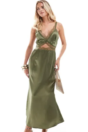 Never Fully Dressed Petite – Midaxi-Trägerkleid in zartem Olivgrün mit Zierausschnitt und Spitzenborte