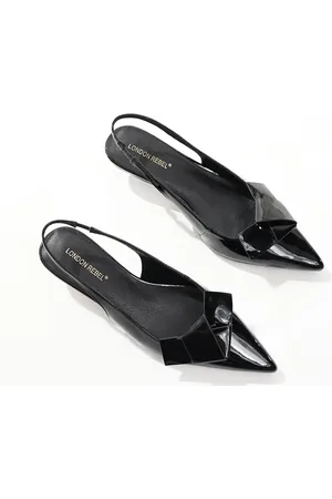 London Rebel – Fersenriemchen-Schuhe in schwarzer Lackoptik mit Schleifendetail und Pfennigabsatz, weite Passform
