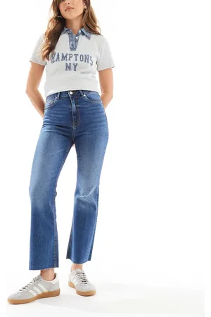Stradivarius – Verkürzte Schlagjeans in Mittelblau mit hohem Bund