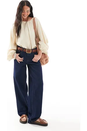 Topshop – Locker geschnittene Jeans in indigoblauer Raw-Waschung mit niedrigem Bund und Schnallenriemen