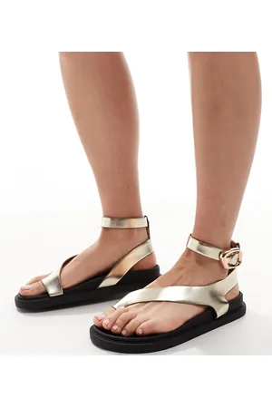 London Rebel – Sandalen in Gold mit Zehenschlaufe, weite Passform