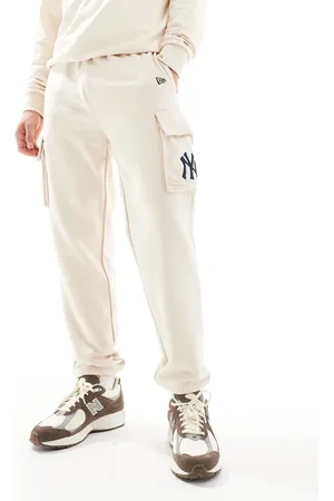 New Era – NY Yankees – Jogginghose im Cargo-Stil in Creme mit Taschendetail