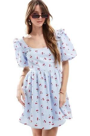 The Frolic – Exklusiv – Kurzes, gesmoktes Babydollkleid in mit Karomuster und Kirschprint, Puffärmeln und Rüschen