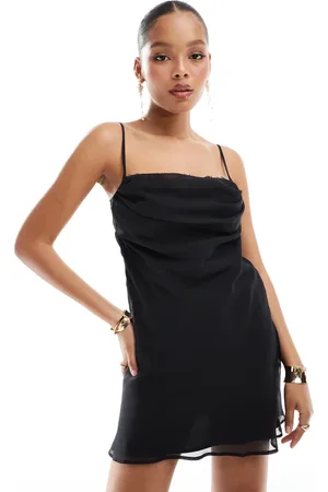 ASOS – Asymmetrisches Minikleid in aus Wimpernspitze mit Wasserfallausschnitt