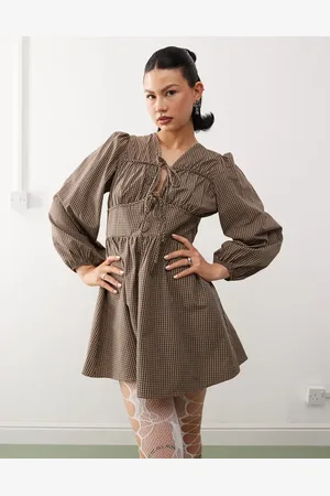 Reclaimed – Mini-Hängerkleid in Braun kariert mit Bindeband vorne