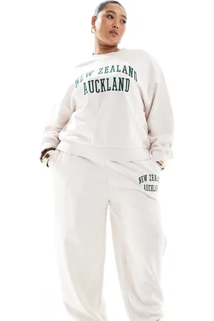 ASOS ASOS DESIGN Curve – Gerade geschnittene Jogginghose mit „Auckland“-Stickerei