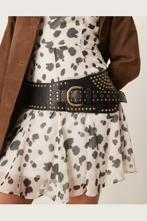 ASOS – Breiter, tiefsitzender Gürtel in mit Nietenbesatz