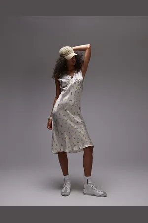 Topshop – Trägerkleid in ungewöhnlicher Länge mit buntem Vintage-Blumenmuster