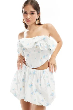ASOS – Schulterfreies Korsett-Oberteil mit Puffdetail und Blumenmuster in Blau und Weiß