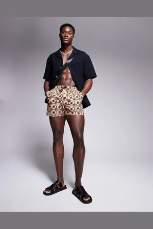 ASOS – Kurze Seersucker-Badeshorts mit geometrischem Muster in neutralen Farben