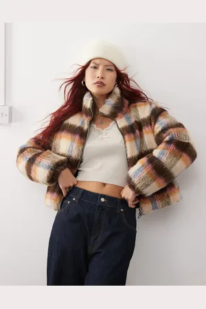 Monki – Wattierte flauschige Wendejacke mit braunem Karomuster