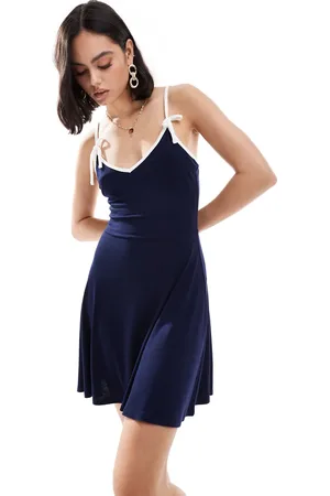 Miss Selfridge – Mini-Trägerkleid in mit Schleife