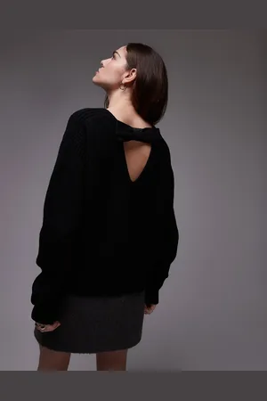 ARKET – Pullover in mit tiefem V-Ausschnitt hinten und Ripp-Strukturmix