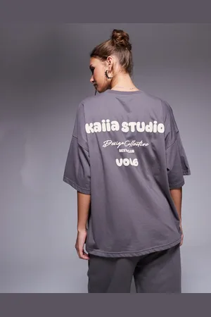 Kaiia Studio – Oversize-T-Shirt in Dunkelgrau und Gelb mit Bubble-Logo auf dem Rücken, Kombiteil