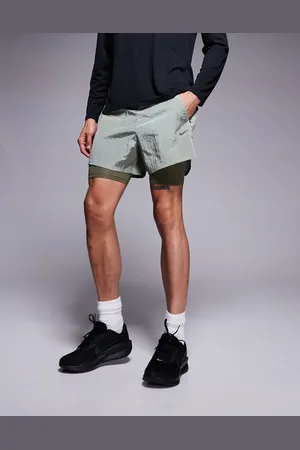 Nike – Run Division Stride – 2-in-1-Shorts in Hellgrün, 5 Zoll Schrittlänge