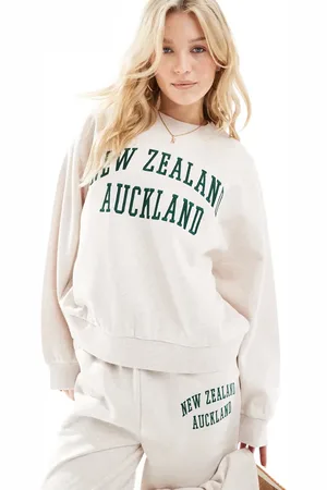 ASOS – Sweatshirt in meliertem Hellbeige mit „Auckland“-Stickerei