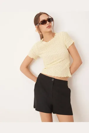 AWARE – Knapp geschnittenes T-Shirt in Blassgelb mit Struktur
