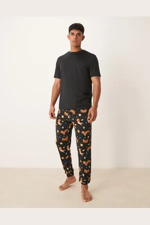 Urban Threads – Pyjama aus Polyester mit Weltall-Hunde-Muster, aus T-Shirt und Hose