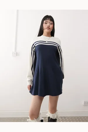Monki – Sportliches Strickkleid in Marineblau mit Streifen in Beige