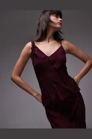 Topshop – Camisole in Burgunderrot mit unverarbeitetem Saum und verdrehten Trägern, Kombiteil