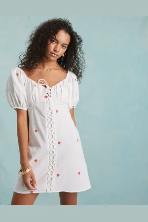 Miss Selfridge – Minikleid in Creme in Leinenoptik mit Fruchtstickerei