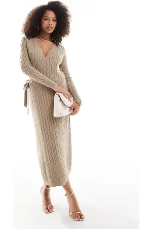 Pretty Lavish – Wadenlanges Wickel-Strickkleid in Taupe mit Zopfstrickmuster