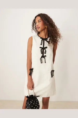 Sister Jane – Minikleid in Elfenbeincremeweiß mit Schleifendetail