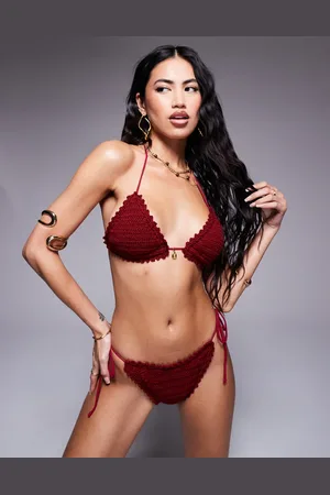 Candypants – Triangel-Bikinioberteil aus Häkelstoff in Kirschrot