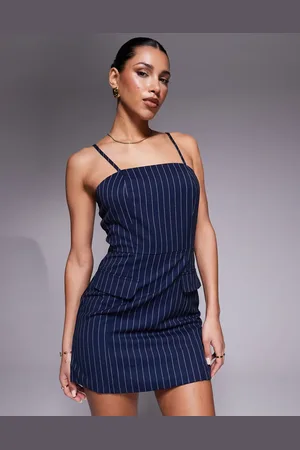 In The Style X Natalya Wright – Exklusives, elegantes Mini-Trägerkleid in Marineblau mit Nadelstreifen