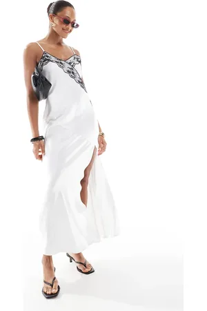 4th & Reckless – Camisole-Maxikleid aus Satin in mit kontrastierendem Spitzendetail und hohem Schlitz